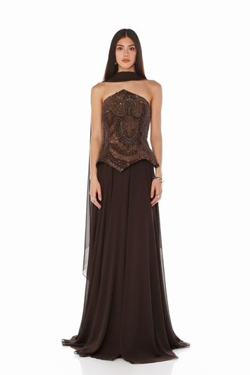 Abito da sera senza spalline in chiffon marrone con decorazioni di perle 